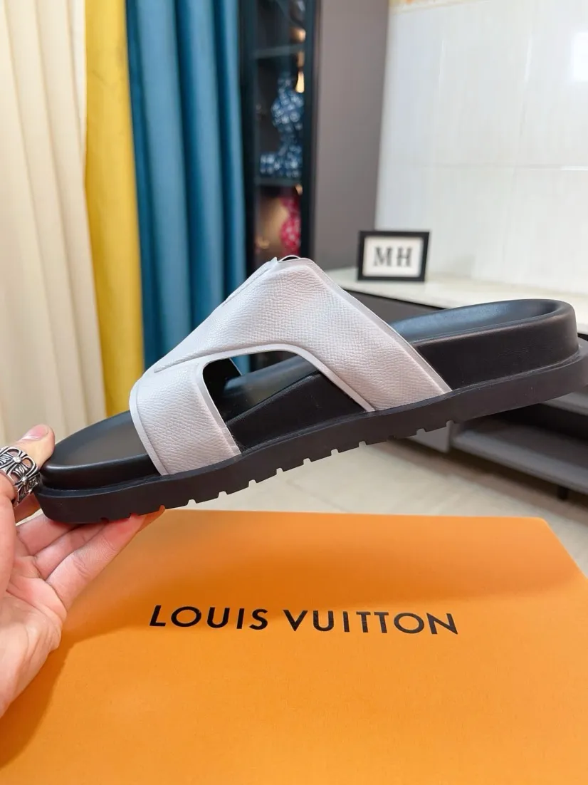 Men's shoes💰300🌹🌹【LV】Multi-color new men's slippers, original top quality version, original special cowhide cross pattern➕sheepskin inside and side, non-slip combined sole, more stable walking, more comfortable and lightweight, high-end and generous, size: 38~44